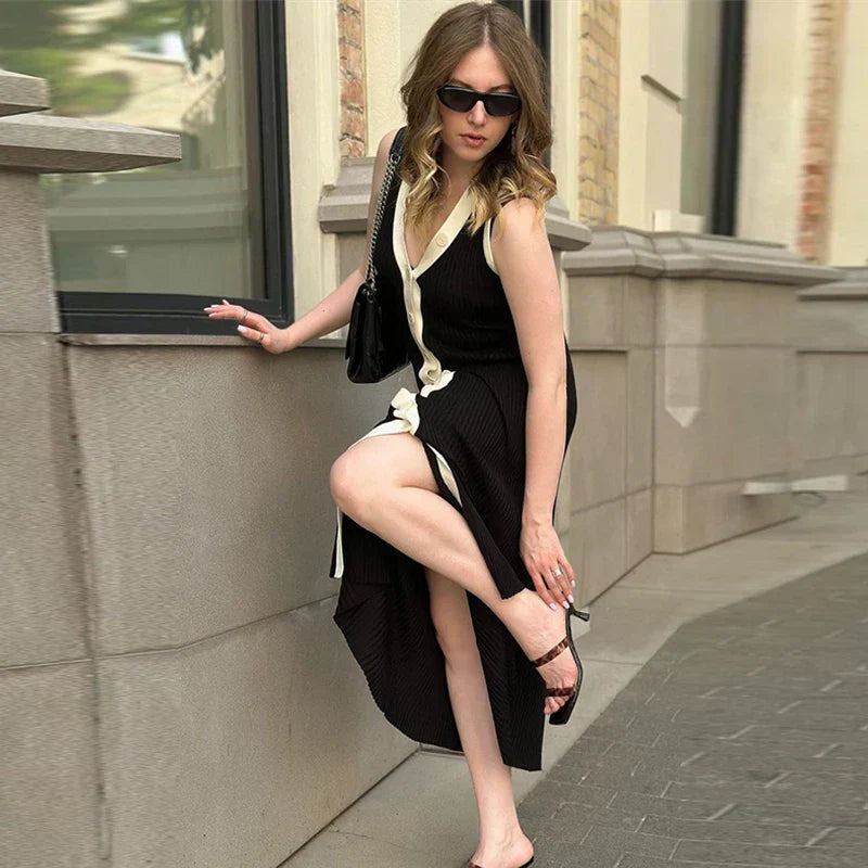 Lila | Stylish Sleeveless V-Neck Dress